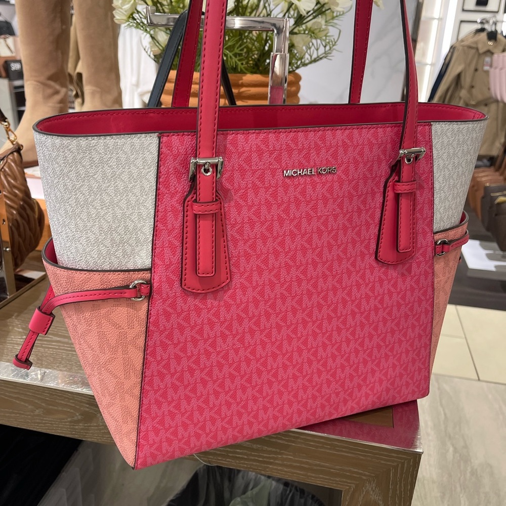 MICHAEL KORS Voyager Large Color-Block Signature Logo Top Zip EW Tote Bag
NWT - Picture 4 of 16